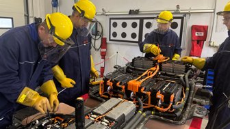 Szkolenie z obsługi baterii trakcyjnej samochodu elektrycznego – uczestnicy wykonują pomiary modułów.