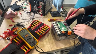 Diagnostyka i naprawa akumulatora HV samochodu elektrycznego podczas praktycznego szkolenia BETiS.