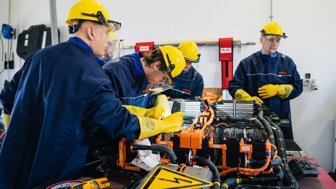 Kurs DGUV-3S-3E w BETiS - kursanci podczas prac nad akumulatorami wysokiego napięcia