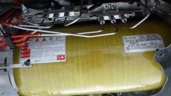 Zbiornik na wodór w Toyota Mirai na szkoleniu z BHP i technologii pojazdów wodorowych w BETiS