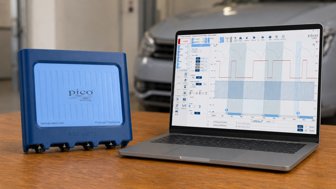 Oscyloskop samochodowy PicoScope i laptop z przebiegami sygnałów diagnostycznych w warsztacie samochodowym