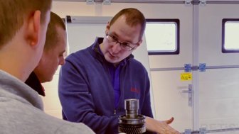 Szkoleniowec BETiS omawiający zagadnienia związane z naprawy skrzyń S-tronic 2 generacji  na szkoleniu